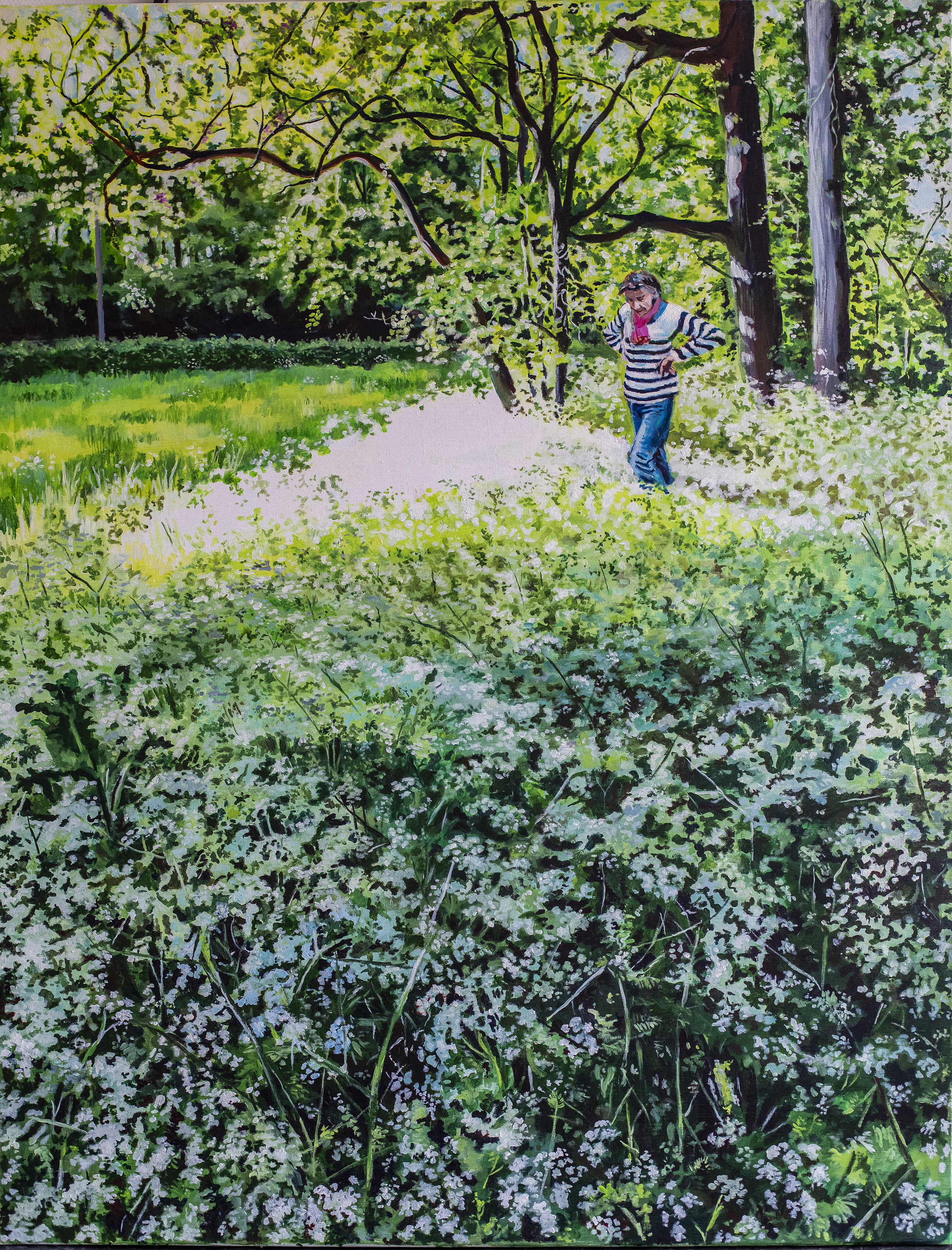 portrait de femme dans un près fleuri